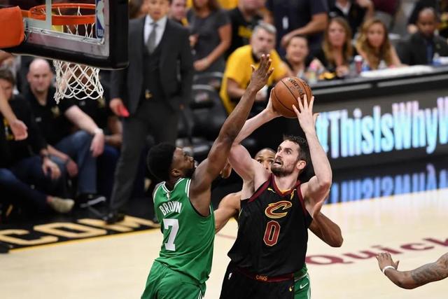 哈登23+11库里两次崴脚提前伤退 快船力克勇士